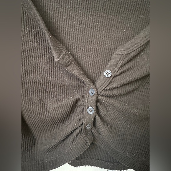 Out from under black Medium crop long sleeve - Picture 3 of 10